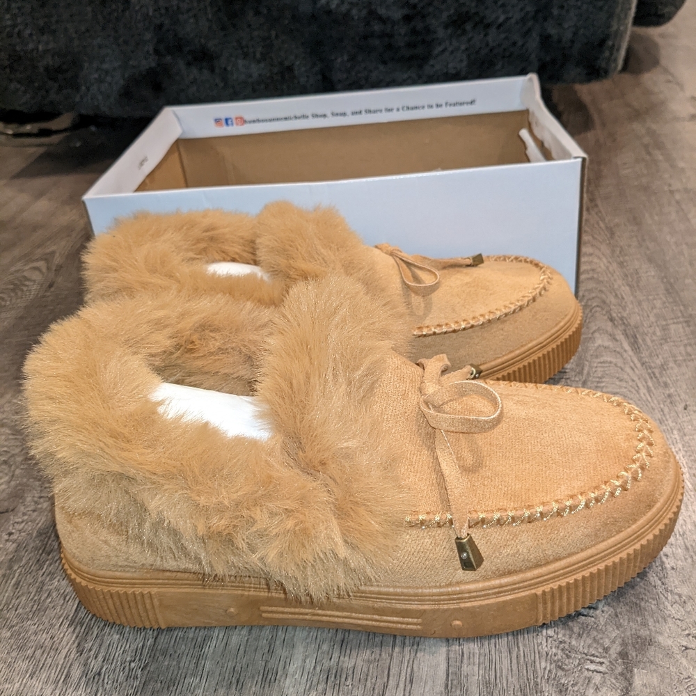 SIZE 8 fur lined moccasins